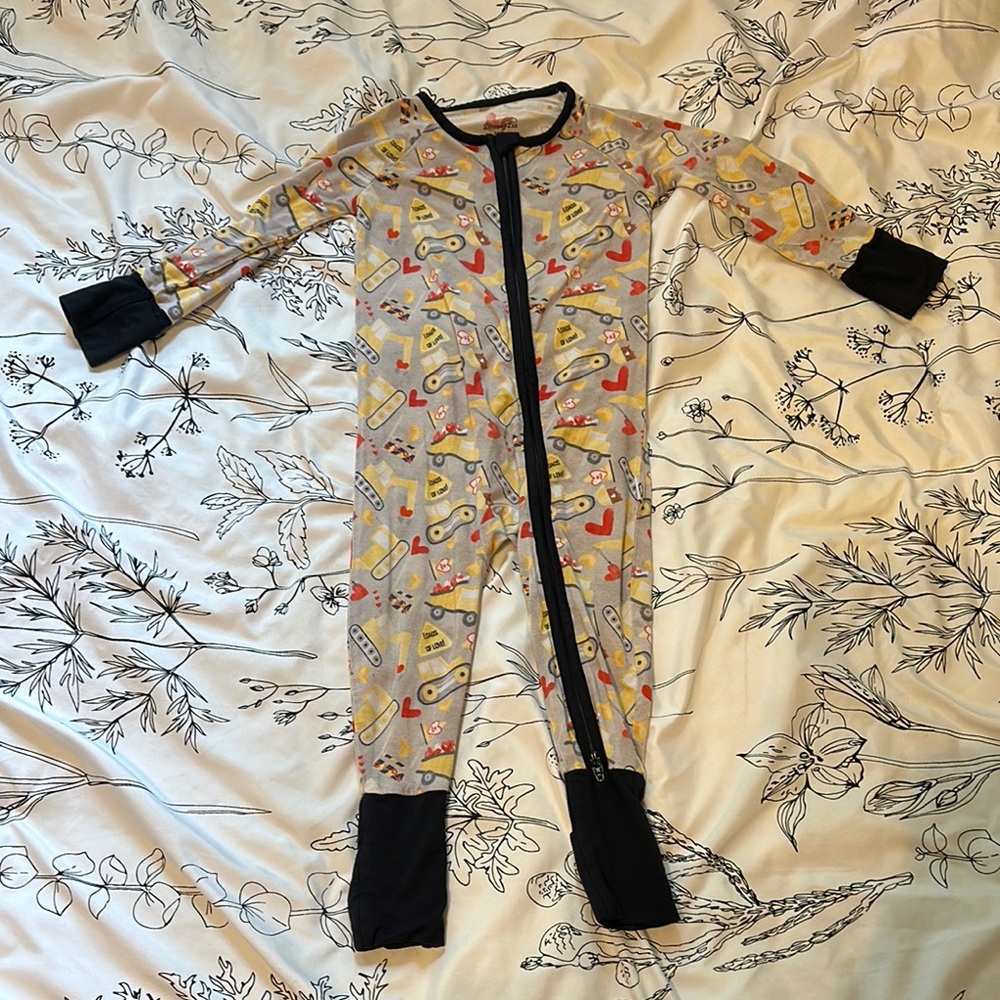 Dreamy Zzz Bamboo pajamas Construction valentines size 6-12 months
